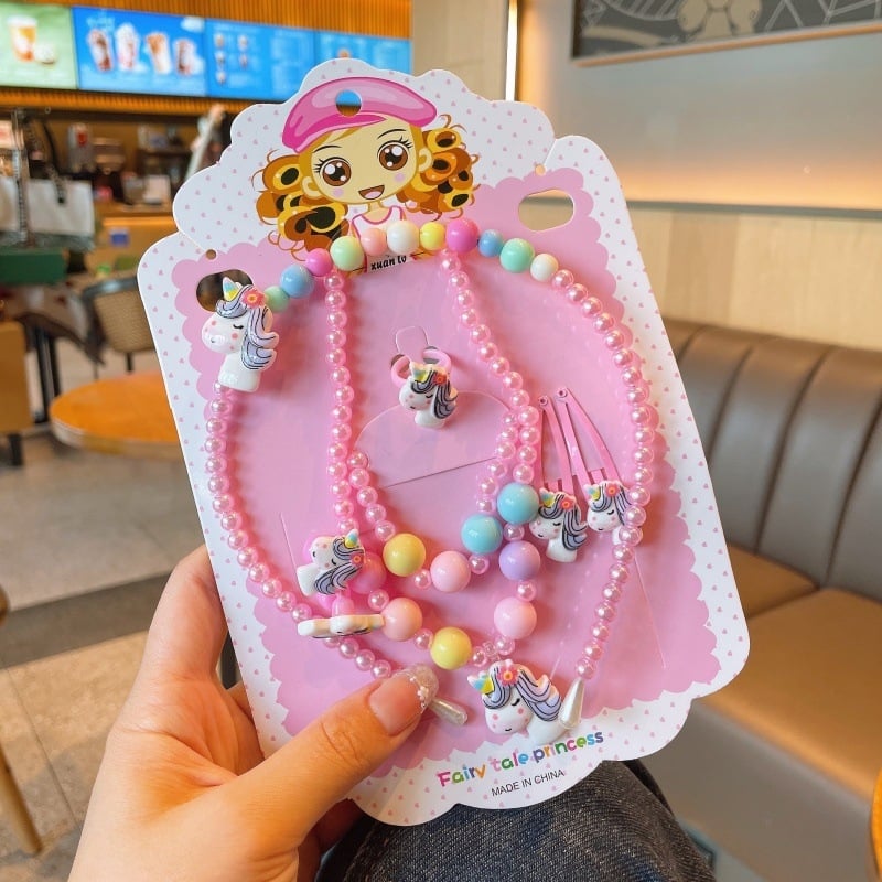 Vaikų animacinių filmų papuošalų rinkinys: vėrinys, apyrankė, žiedas ir plaukų segtukas; gyvūnų/zodiako formos; plastikinis pakabukas; kamuoliukų grandinė; apimtis 21–50 cm