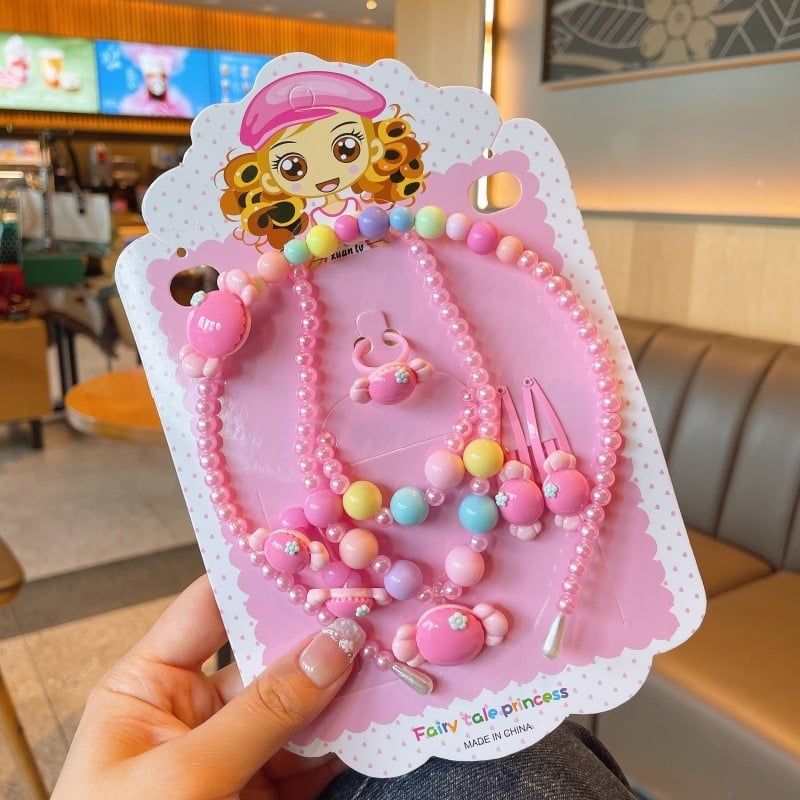 Vaikų animacinių filmų papuošalų rinkinys: vėrinys, apyrankė, žiedas ir plaukų segtukas; gyvūnų/zodiako formos; plastikinis pakabukas; kamuoliukų grandinė; apimtis 21–50 cm