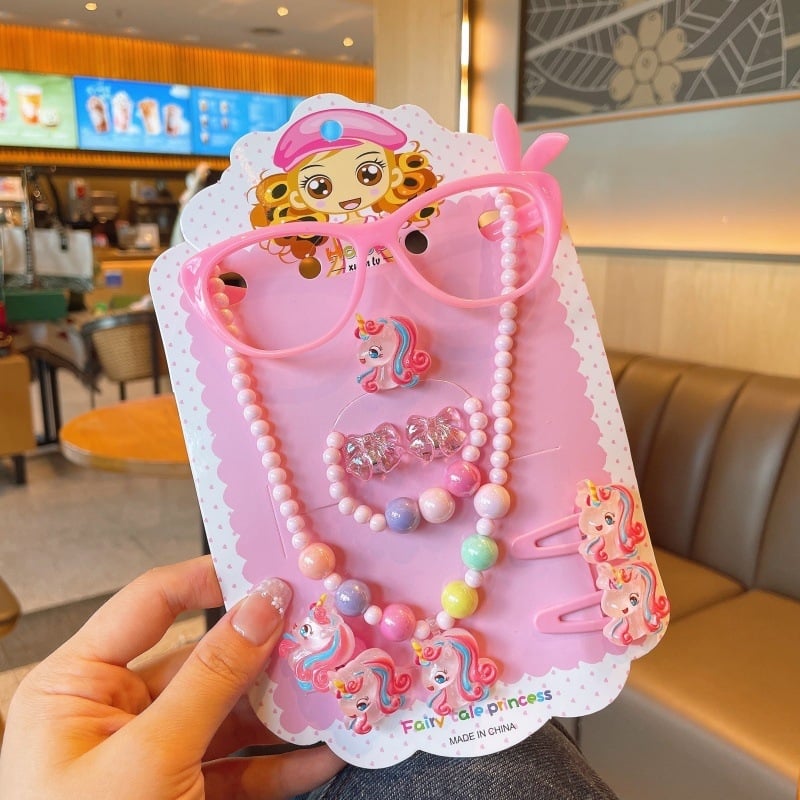 Vaikų animacinių filmų papuošalų rinkinys: vėrinys, apyrankė, žiedas ir plaukų segtukas; gyvūnų/zodiako formos; plastikinis pakabukas; kamuoliukų grandinė; apimtis 21–50 cm