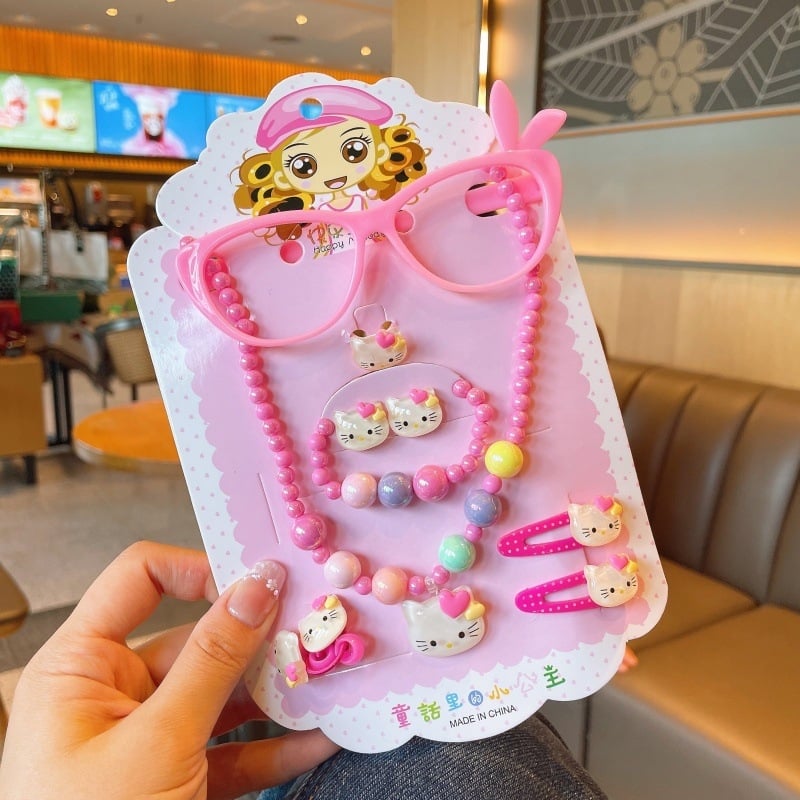 Vaikų animacinių filmų papuošalų rinkinys: vėrinys, apyrankė, žiedas ir plaukų segtukas; gyvūnų/zodiako formos; plastikinis pakabukas; kamuoliukų grandinė; apimtis 21–50 cm