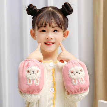 Vaikų rankovių apsauga, karikatūrinis modelis, siuvinėti, krištolo veliūras, antišvarumas, rudens–žiemos (Medžiaga: krištolo velvetas; Modelis: karikatūra; Apdorojimo būdas: siuvinėjimas; Funkcija: antišvarumas; Sezona: ruduo–žiema)