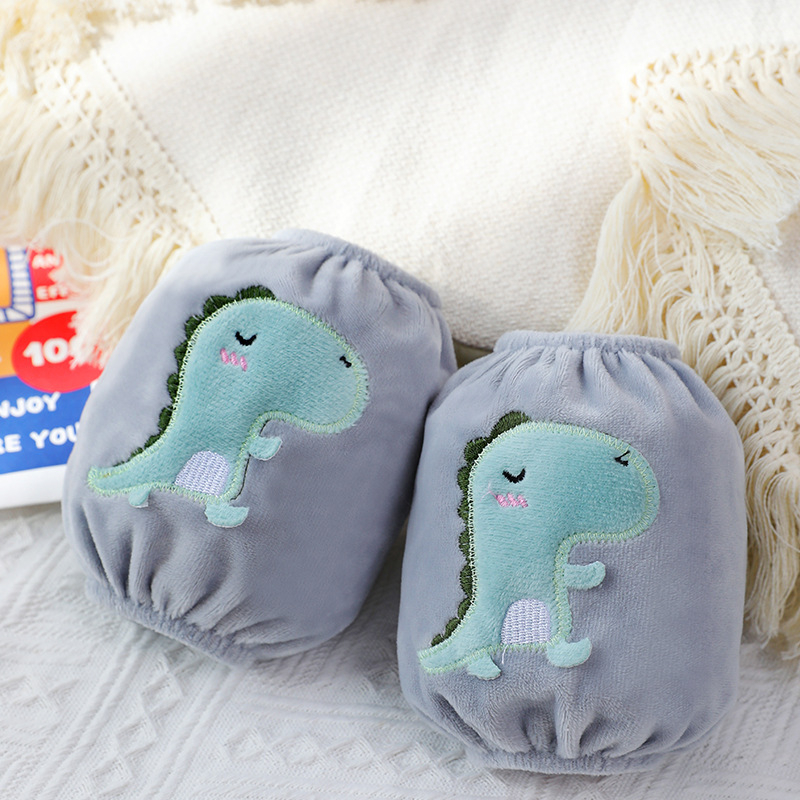 Vaikų rankovių apsauga, karikatūrinis modelis, siuvinėti, krištolo veliūras, antišvarumas, rudens–žiemos (Medžiaga: krištolo velvetas; Modelis: karikatūra; Apdorojimo būdas: siuvinėjimas; Funkcija: antišvarumas; Sezona: ruduo–žiema)