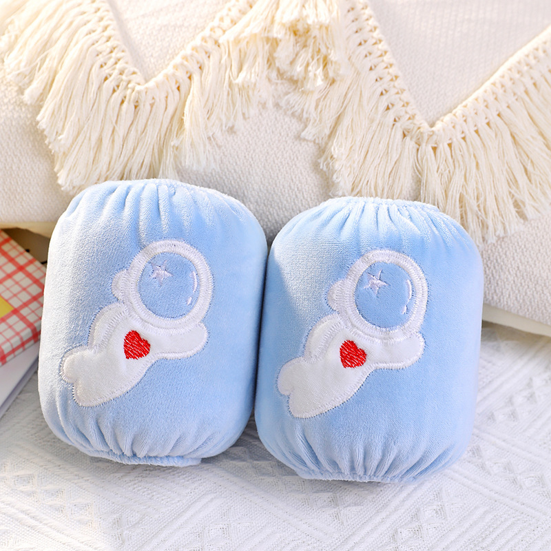 Vaikų rankovių apsauga, karikatūrinis modelis, siuvinėti, krištolo veliūras, antišvarumas, rudens–žiemos (Medžiaga: krištolo velvetas; Modelis: karikatūra; Apdorojimo būdas: siuvinėjimas; Funkcija: antišvarumas; Sezona: ruduo–žiema)