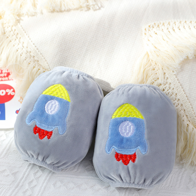 Vaikų rankovių apsauga, karikatūrinis modelis, siuvinėti, krištolo veliūras, antišvarumas, rudens–žiemos (Medžiaga: krištolo velvetas; Modelis: karikatūra; Apdorojimo būdas: siuvinėjimas; Funkcija: antišvarumas; Sezona: ruduo–žiema)