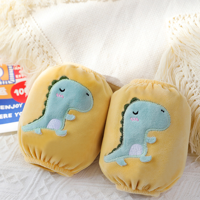 Vaikų rankovių apsauga, karikatūrinis modelis, siuvinėti, krištolo veliūras, antišvarumas, rudens–žiemos (Medžiaga: krištolo velvetas; Modelis: karikatūra; Apdorojimo būdas: siuvinėjimas; Funkcija: antišvarumas; Sezona: ruduo–žiema)