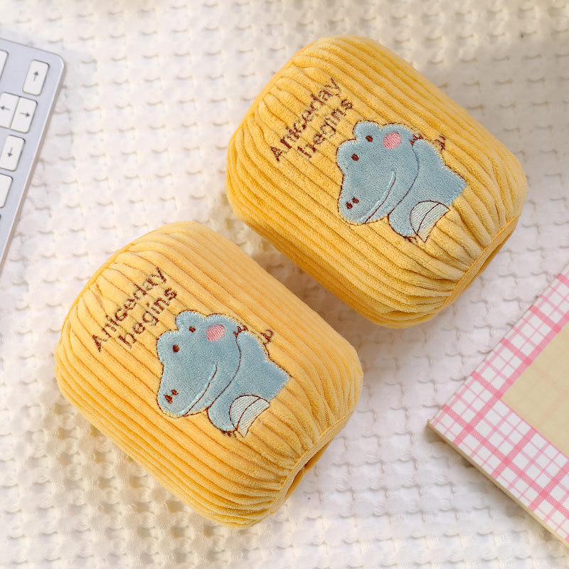 Vaikų rankovių apsauga, karikatūrinis modelis, siuvinėti, krištolo veliūras, antišvarumas, rudens–žiemos (Medžiaga: krištolo velvetas; Modelis: karikatūra; Apdorojimo būdas: siuvinėjimas; Funkcija: antišvarumas; Sezona: ruduo–žiema)