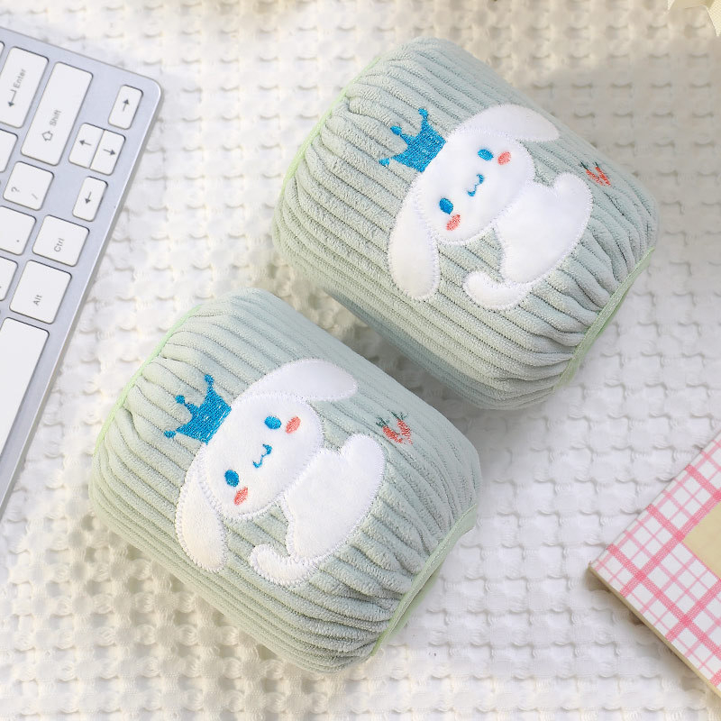 Vaikų rankovių apsauga, karikatūrinis modelis, siuvinėti, krištolo veliūras, antišvarumas, rudens–žiemos (Medžiaga: krištolo velvetas; Modelis: karikatūra; Apdorojimo būdas: siuvinėjimas; Funkcija: antišvarumas; Sezona: ruduo–žiema)