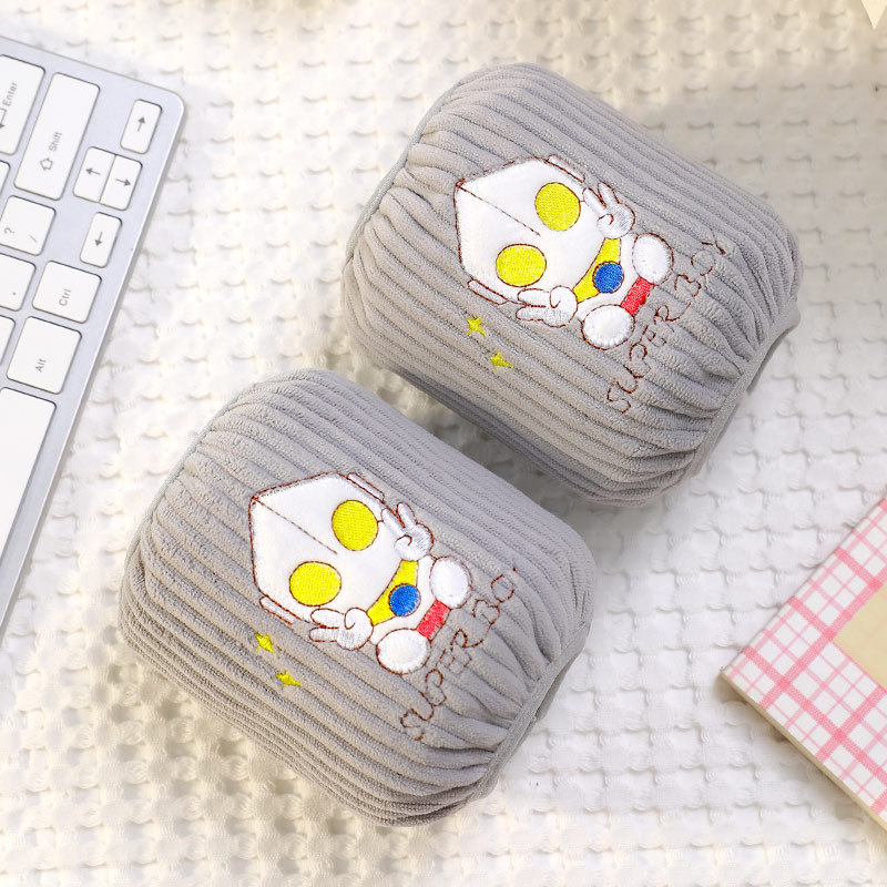 Vaikų rankovių apsauga, karikatūrinis modelis, siuvinėti, krištolo veliūras, antišvarumas, rudens–žiemos (Medžiaga: krištolo velvetas; Modelis: karikatūra; Apdorojimo būdas: siuvinėjimas; Funkcija: antišvarumas; Sezona: ruduo–žiema)