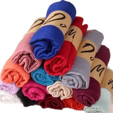 Šal od pamukasto-umjetne smjese, obična tkanina (plain weave), Tie-dye završnica, proljeće 2025, svestran modni dodatak