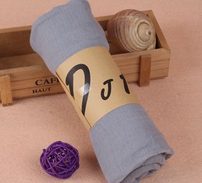 Šal od pamukasto-umjetne smjese, obična tkanina (plain weave), Tie-dye završnica, proljeće 2025, svestran modni dodatak