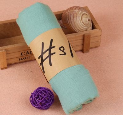 Šal od pamukasto-umjetne smjese, obična tkanina (plain weave), Tie-dye završnica, proljeće 2025, svestran modni dodatak