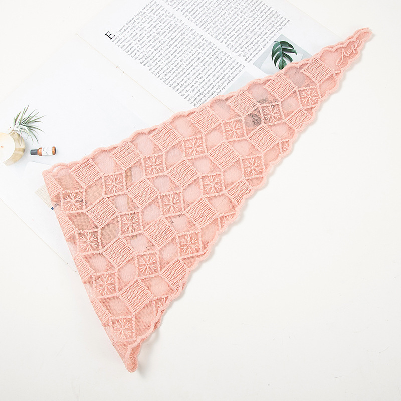 Trokutasti šal s geometrijskom čipkom i prozračnim dizajnom, warp-knit poliester materijal, tie-dye završna obrada, ljetni šal za zaštitu od sunca za žene