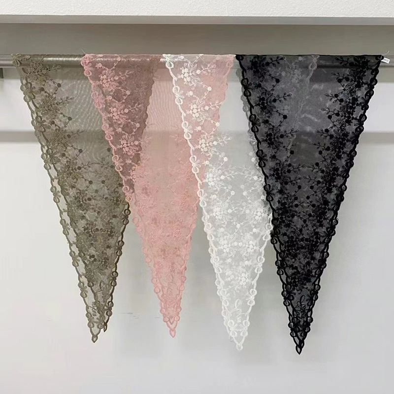 Trokutasti šal s geometrijskom čipkom i prozračnim dizajnom, warp-knit poliester materijal, tie-dye završna obrada, ljetni šal za zaštitu od sunca za žene
