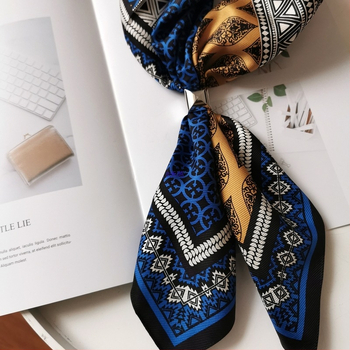 Varinė šalikų sagtis su trimis žiedais, perlų užsegimu ir kvadratine užsegimu – dvigubos paskirties aksesuaras