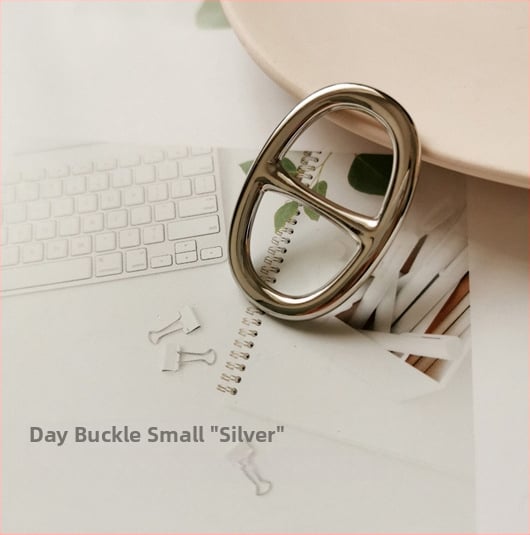 Varinė šalikų sagtis su trimis žiedais, perlų užsegimu ir kvadratine užsegimu – dvigubos paskirties aksesuaras