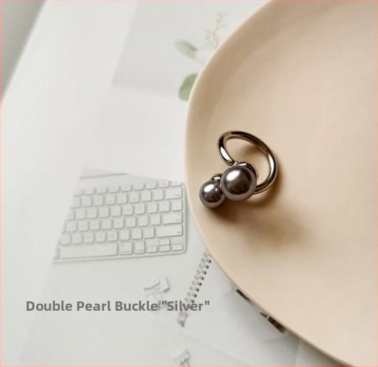 Varinė šalikų sagtis su trimis žiedais, perlų užsegimu ir kvadratine užsegimu – dvigubos paskirties aksesuaras