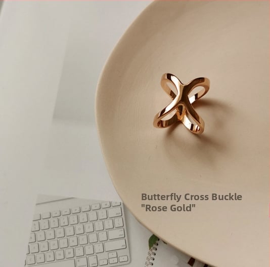 Varinė šalikų sagtis su trimis žiedais, perlų užsegimu ir kvadratine užsegimu – dvigubos paskirties aksesuaras