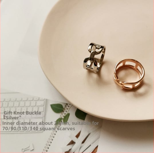 Varinė šalikų sagtis su trimis žiedais, perlų užsegimu ir kvadratine užsegimu – dvigubos paskirties aksesuaras