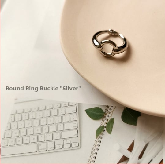 Varinė šalikų sagtis su trimis žiedais, perlų užsegimu ir kvadratine užsegimu – dvigubos paskirties aksesuaras