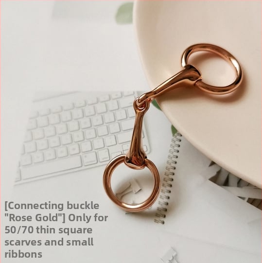 Varinė šalikų sagtis su trimis žiedais, perlų užsegimu ir kvadratine užsegimu – dvigubos paskirties aksesuaras