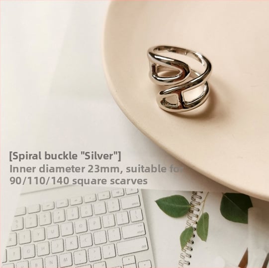 Varinė šalikų sagtis su trimis žiedais, perlų užsegimu ir kvadratine užsegimu – dvigubos paskirties aksesuaras