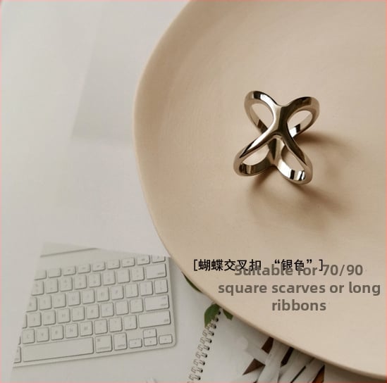 Varinė šalikų sagtis su trimis žiedais, perlų užsegimu ir kvadratine užsegimu – dvigubos paskirties aksesuaras