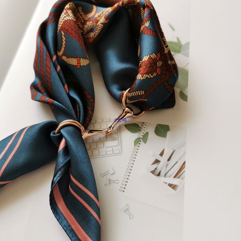 Varinė šalikų sagtis su trimis žiedais, perlų užsegimu ir kvadratine užsegimu – dvigubos paskirties aksesuaras