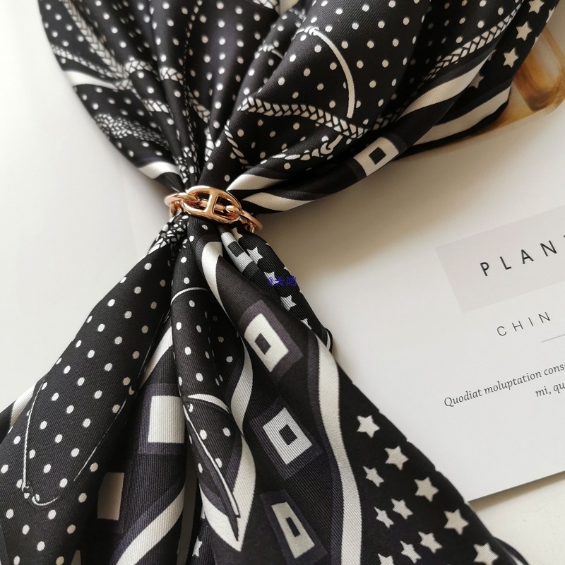 Varinė šalikų sagtis su trimis žiedais, perlų užsegimu ir kvadratine užsegimu – dvigubos paskirties aksesuaras