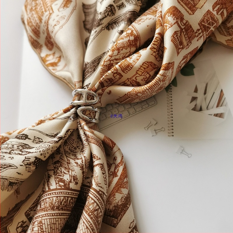 Varinė šalikų sagtis su trimis žiedais, perlų užsegimu ir kvadratine užsegimu – dvigubos paskirties aksesuaras