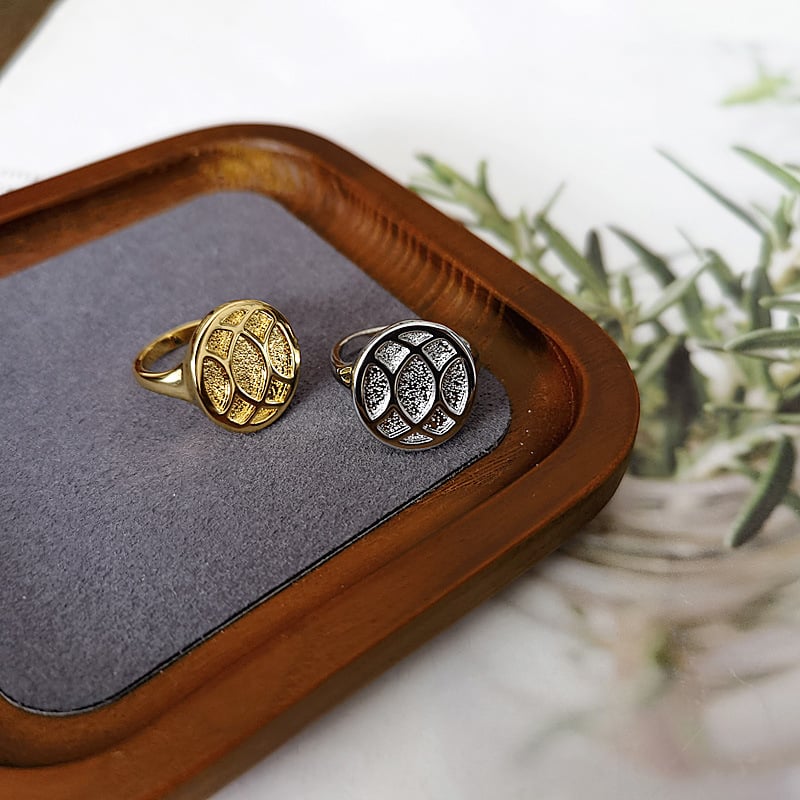 Varinė šalikų sagtis su trimis žiedais, perlų užsegimu ir kvadratine užsegimu – dvigubos paskirties aksesuaras