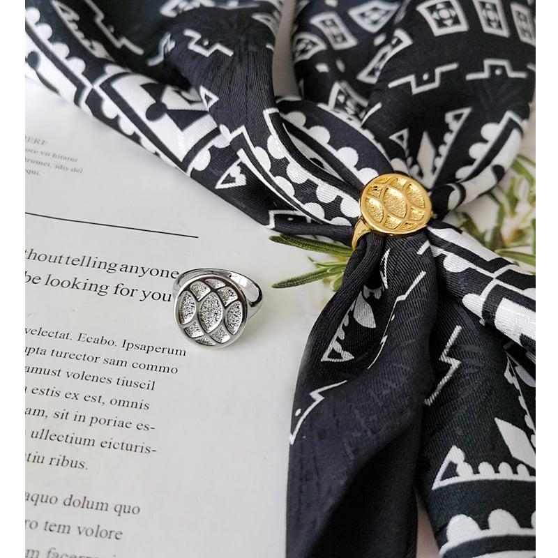 Varinė šalikų sagtis su trimis žiedais, perlų užsegimu ir kvadratine užsegimu – dvigubos paskirties aksesuaras