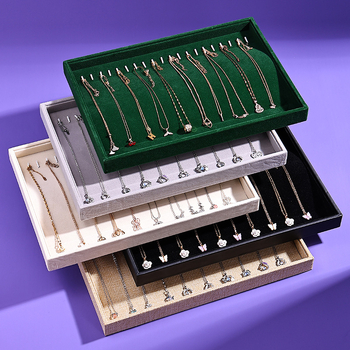 Flanelből készült ékszertartó, négyszögletes formájú, egylépcsős bemutató tálcával, elegáns stílus