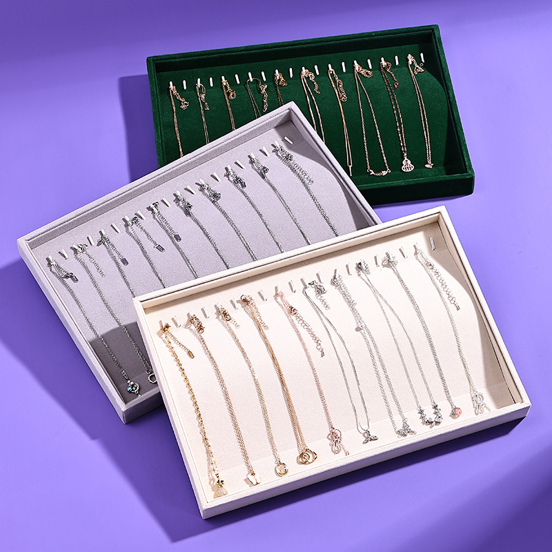 Flanelből készült ékszertartó, négyszögletes formájú, egylépcsős bemutató tálcával, elegáns stílus