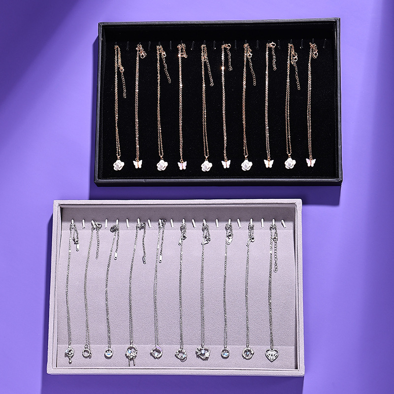 Flanelből készült ékszertartó, négyszögletes formájú, egylépcsős bemutató tálcával, elegáns stílus