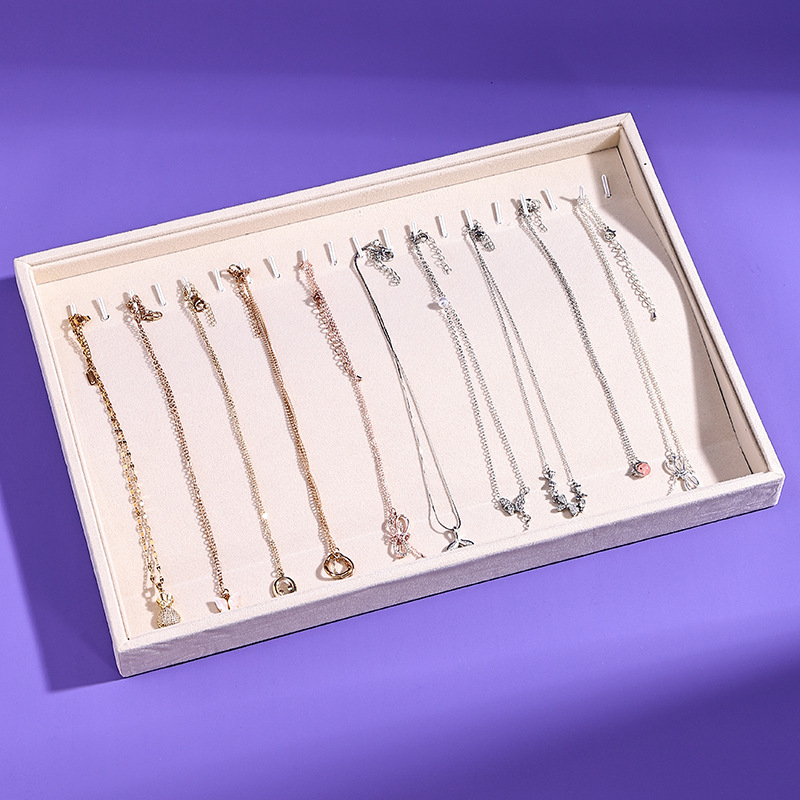 Flanelből készült ékszertartó, négyszögletes formájú, egylépcsős bemutató tálcával, elegáns stílus