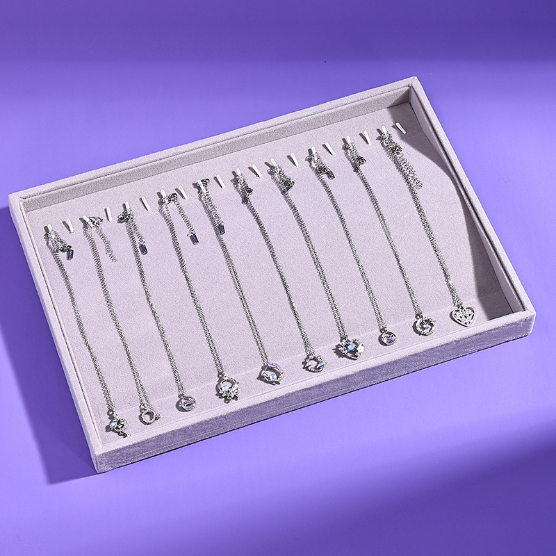 Flanelből készült ékszertartó, négyszögletes formájú, egylépcsős bemutató tálcával, elegáns stílus