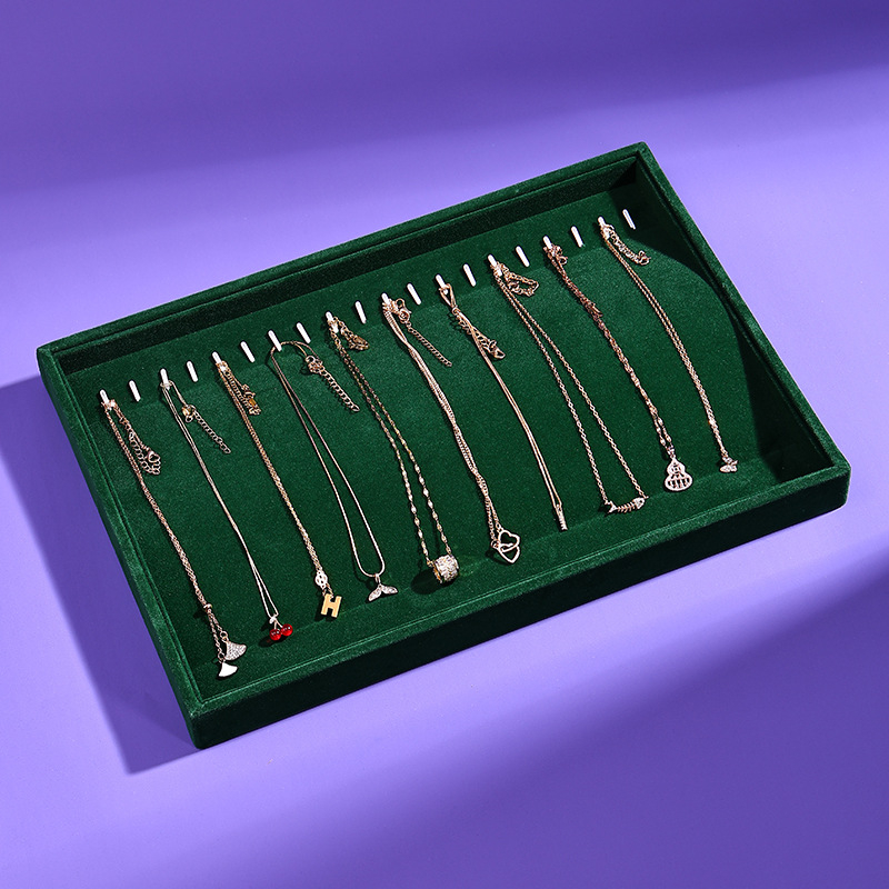 Flanelből készült ékszertartó, négyszögletes formájú, egylépcsős bemutató tálcával, elegáns stílus