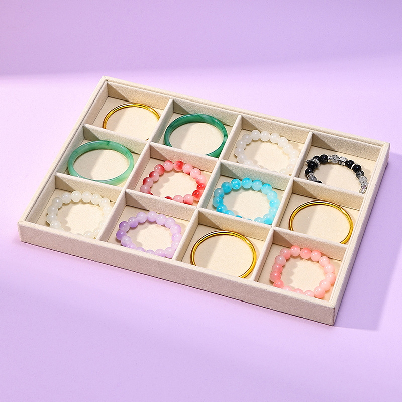 Flanelből készült ékszertartó, négyszögletes formájú, egylépcsős bemutató tálcával, elegáns stílus