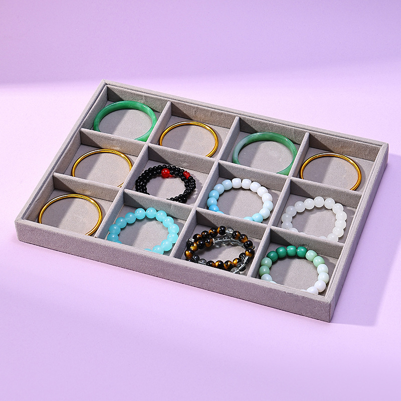 Flanelből készült ékszertartó, négyszögletes formájú, egylépcsős bemutató tálcával, elegáns stílus