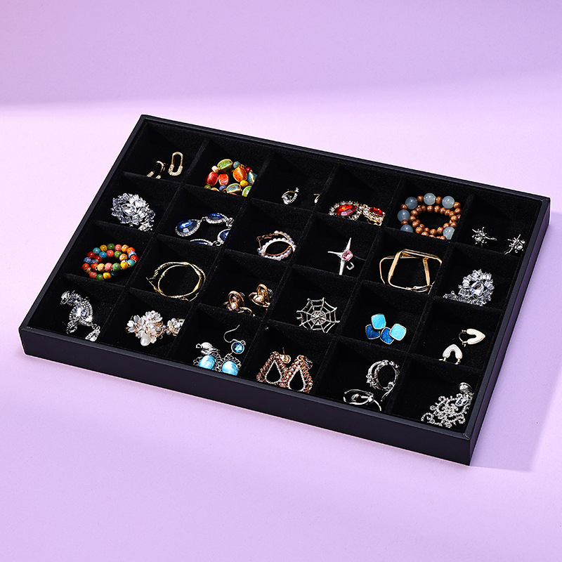 Flanelből készült ékszertartó, négyszögletes formájú, egylépcsős bemutató tálcával, elegáns stílus