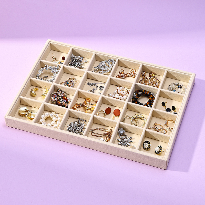 Flanelből készült ékszertartó, négyszögletes formájú, egylépcsős bemutató tálcával, elegáns stílus