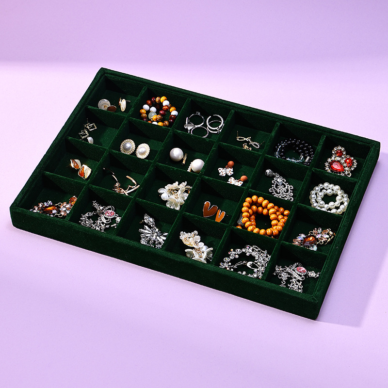 Flanelből készült ékszertartó, négyszögletes formájú, egylépcsős bemutató tálcával, elegáns stílus