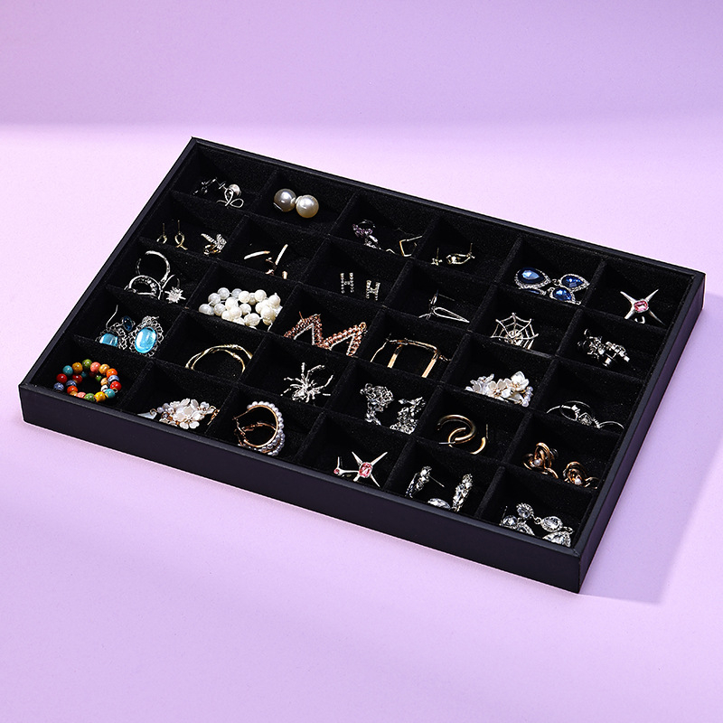 Flanelből készült ékszertartó, négyszögletes formájú, egylépcsős bemutató tálcával, elegáns stílus