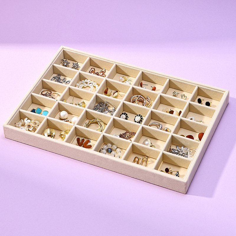 Flanelből készült ékszertartó, négyszögletes formájú, egylépcsős bemutató tálcával, elegáns stílus