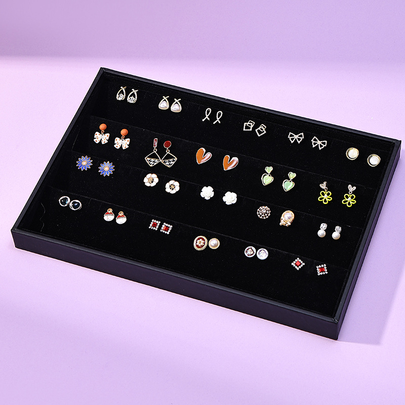 Flanelből készült ékszertartó, négyszögletes formájú, egylépcsős bemutató tálcával, elegáns stílus