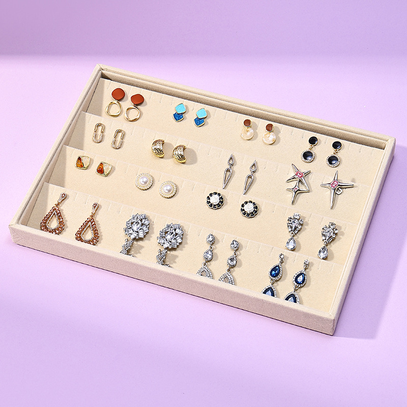 Flanelből készült ékszertartó, négyszögletes formájú, egylépcsős bemutató tálcával, elegáns stílus