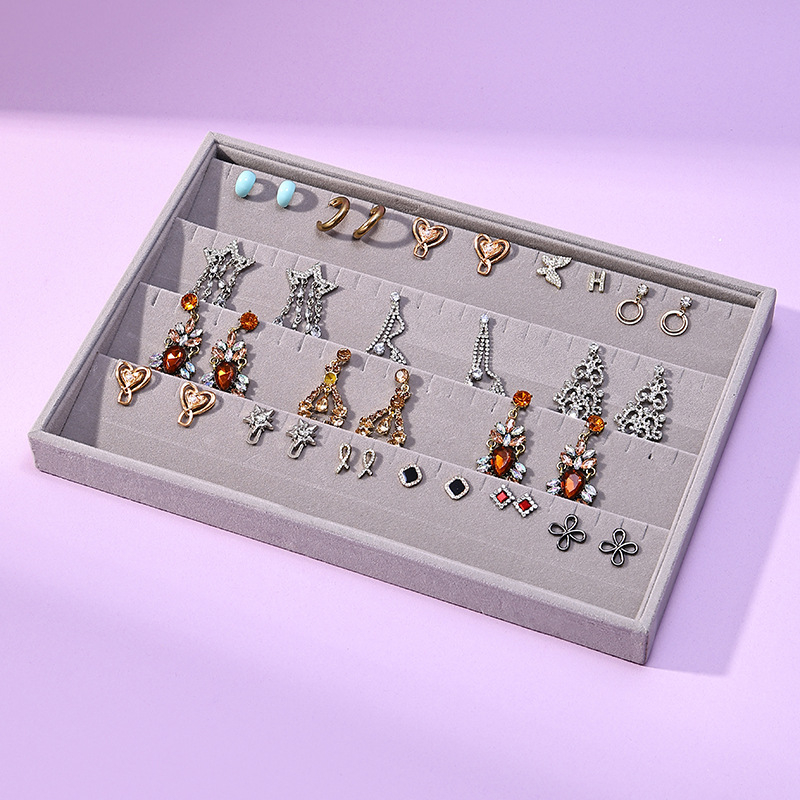 Flanelből készült ékszertartó, négyszögletes formájú, egylépcsős bemutató tálcával, elegáns stílus