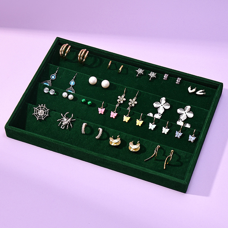 Flanelből készült ékszertartó, négyszögletes formájú, egylépcsős bemutató tálcával, elegáns stílus