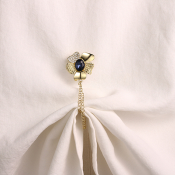 Priedų komplektas: grandinė su magnetine spyna, šilkinis šalikas su gėlių motyvu, paprastas moteriškas stilius, deimantų įtvirtinimas, elektroplatinavimas