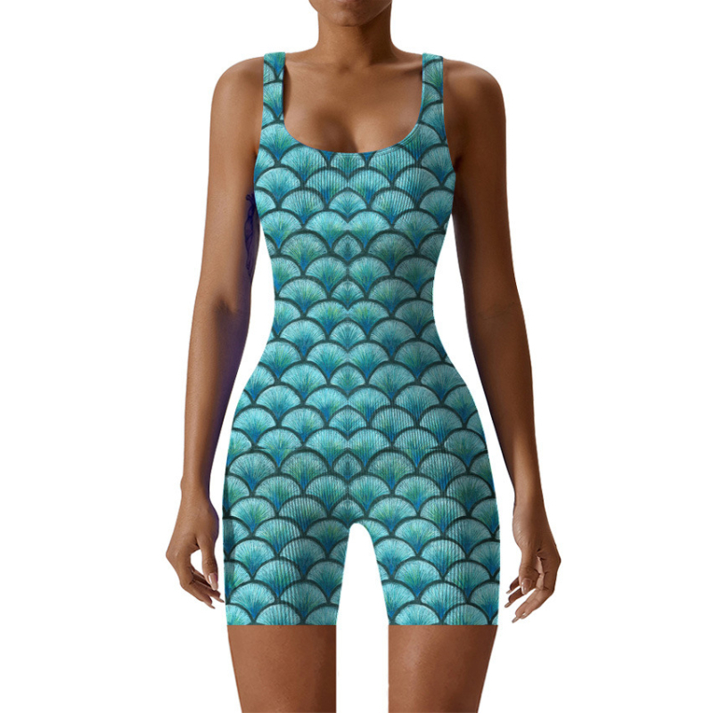 Kombinezonas su 3D skaitmeniniu spaudinimu žuvų žvynų raštu, be rankovių, elastinė juosmens dalis, trijų ketvirtinių ilgio kelnės, poliesterio audinys.